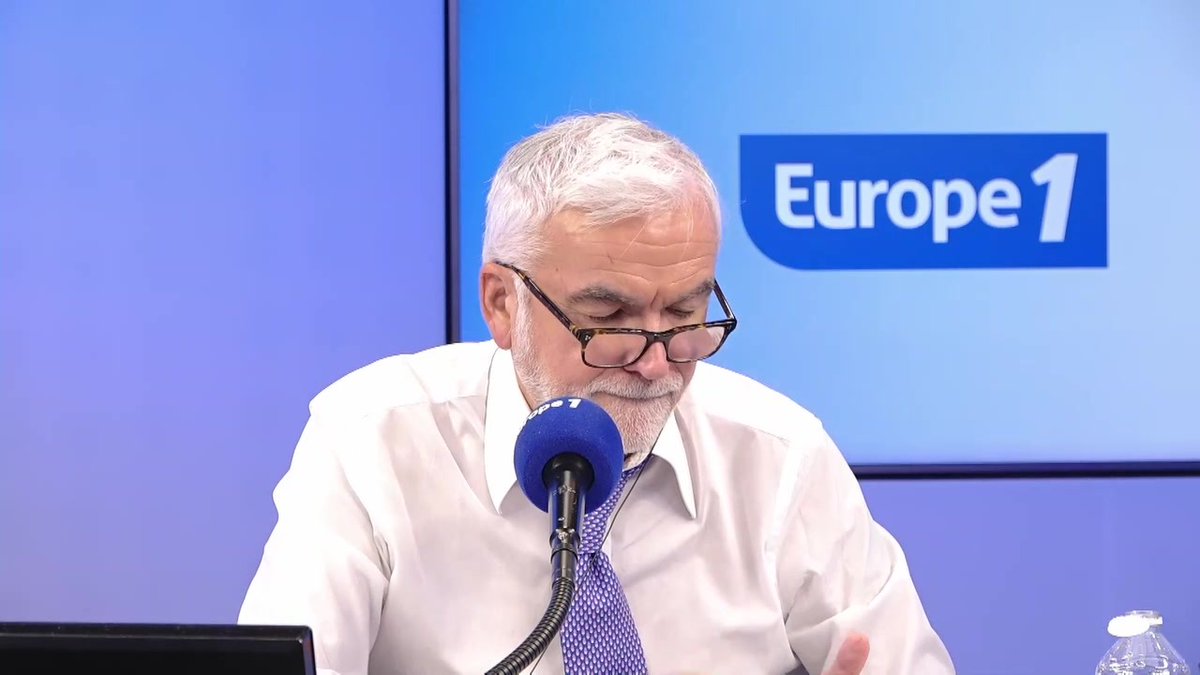 Nicolas Sarkozy : "J’ai trouvé Carla Bruni extraordinaire dès la sortie de l’audience, avec son geste sur la bonnette de Mediapart qui a été élégant" commente Caroline Ithurbide dans #PascalPraudEtVous Pascal Praud sur #Europe1