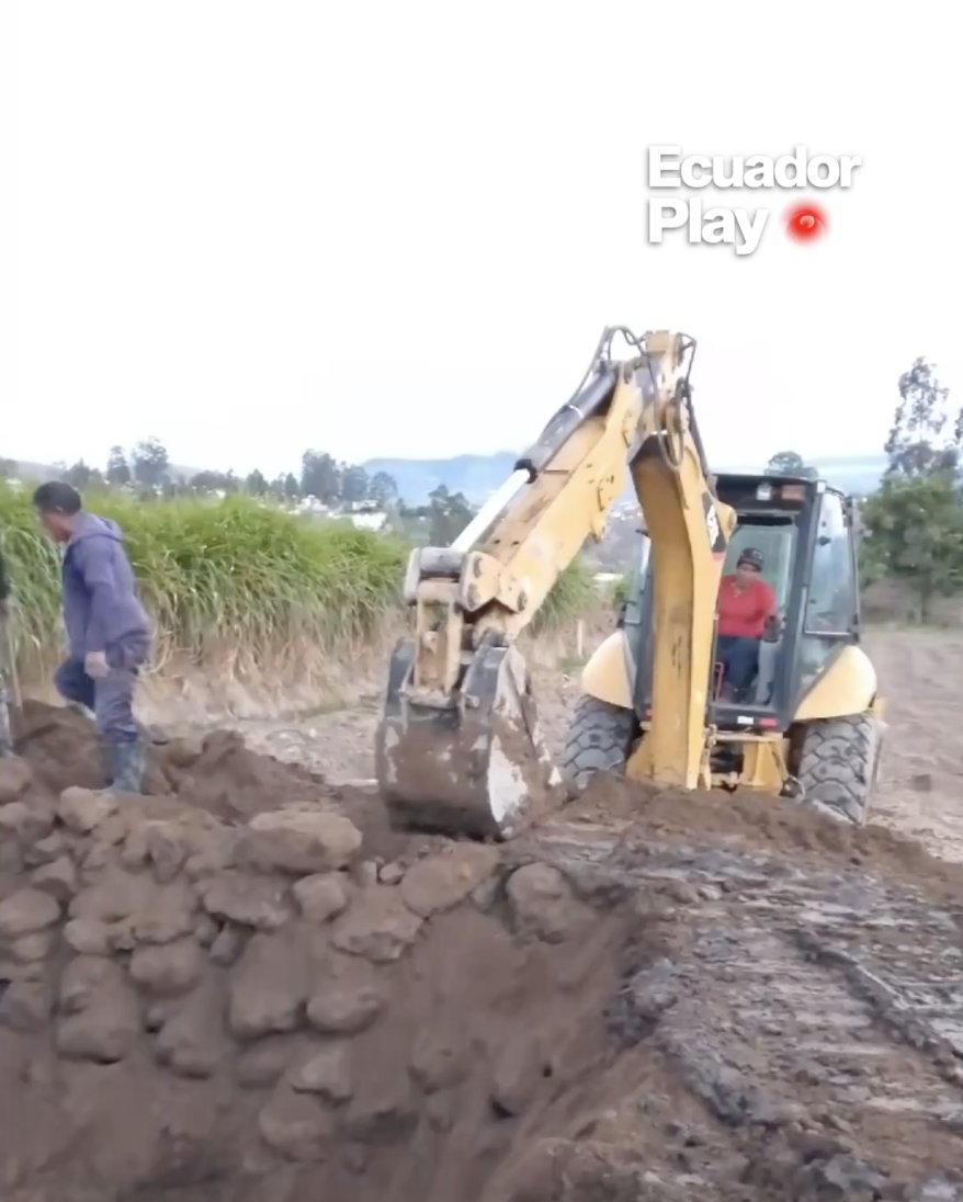 🚜 Con palas y maquinaria pesada que funciona a diésel, algunos protestantes cabaron grandes zanjas en las vías haciendo imposible el tránsito vehicular. #ParoEcuador #ParoNacional2025