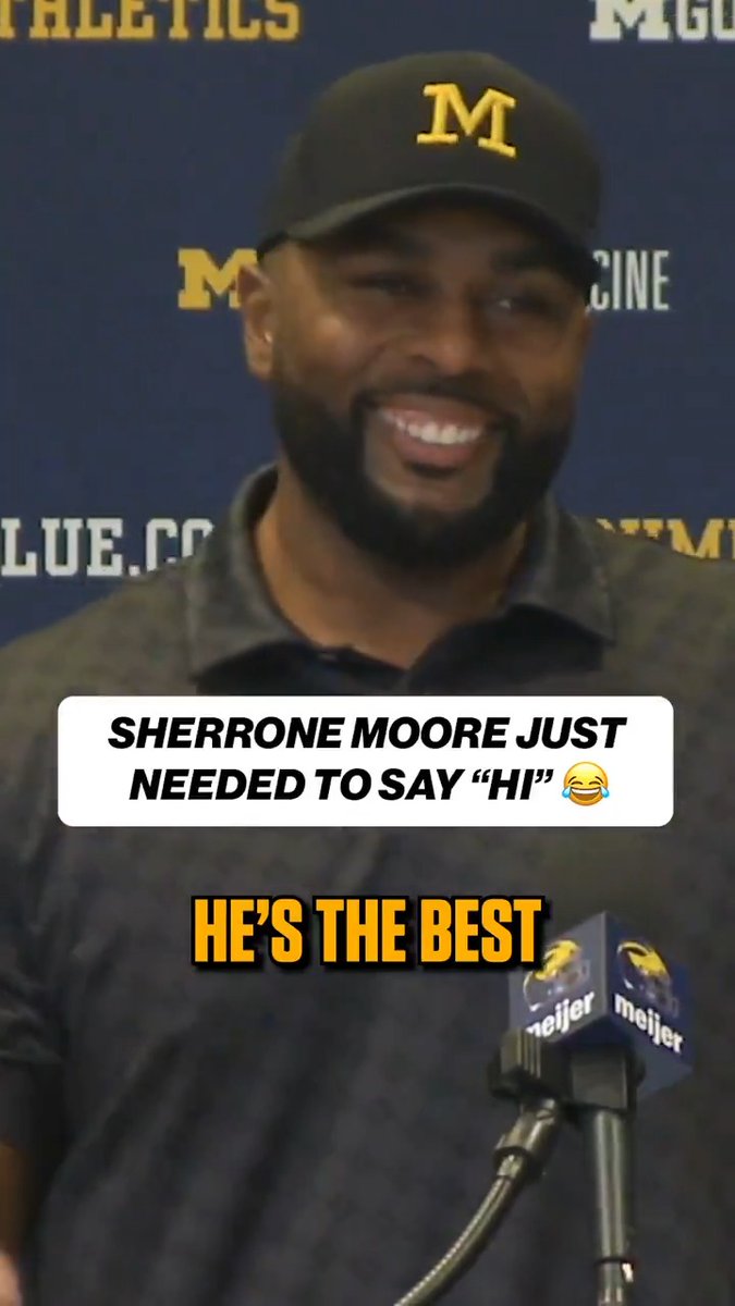 Sherrone Moore had to pause momentarily during media when he saw Jaishawn Barham 👋 😂 @umichfootball