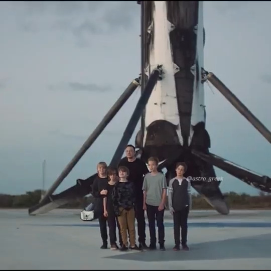 I'm sure that Elon's boys will remember this moment for the rest of their lives ❤️