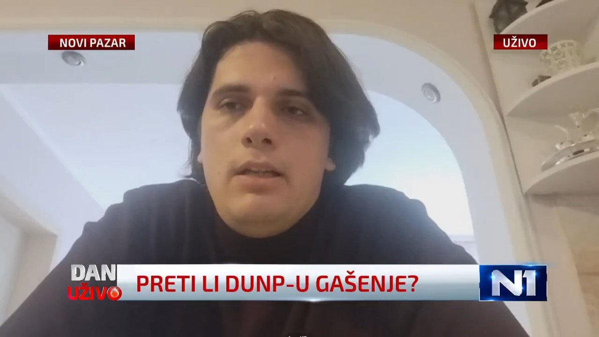 Student Državnog univerziteta u Novom Pazaru Amar Ličina rekao je u #DanUživo sa Maja Dragić 🍓 da je situacija na tom univerzitetu "zaista teška, te da je borba maratonska i iziskuje mnogo energije". "U ovom trenutku se direktno postavlja jedno pitanje koje treba da reši Ministarstvo prosvete - ili Zana Dolićanin ili Državni univerzitet", kazao je Ličina, nakon što su studenti u blokadi Državnog Univerziteta u Novom Pazaru, deo njihovih profesora i građani sinoć na protestu pod nazivom "Sačuvajmo univerzitet" ponovili poziv rektorki Zani Dolićanin i njenim saradnicima da podnesu ostavke.
