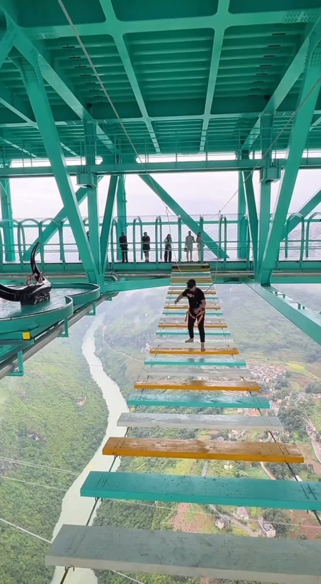 The tallest suspension bridge in the world.😅😅😅 If you go to Huajiang Canyon, then you can try this. Only 600 meters high.