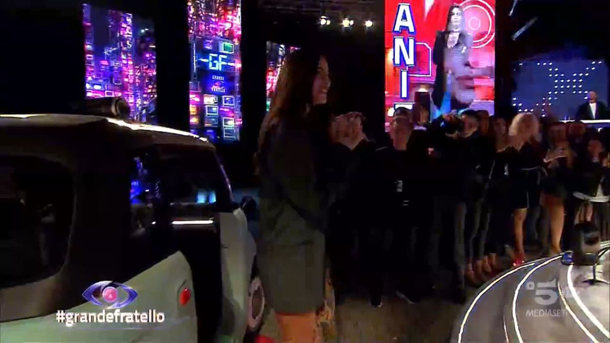 Anita, sei la prima concorrente a varcare la Porta Rossa... benvenuta 😍 #GrandeFratello