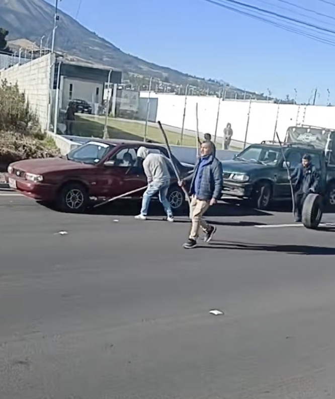 🛞 “Pínchale, pínchale”, protestantes continúan ponchando llantas en el #ParoEcuador #ParoNacional2025