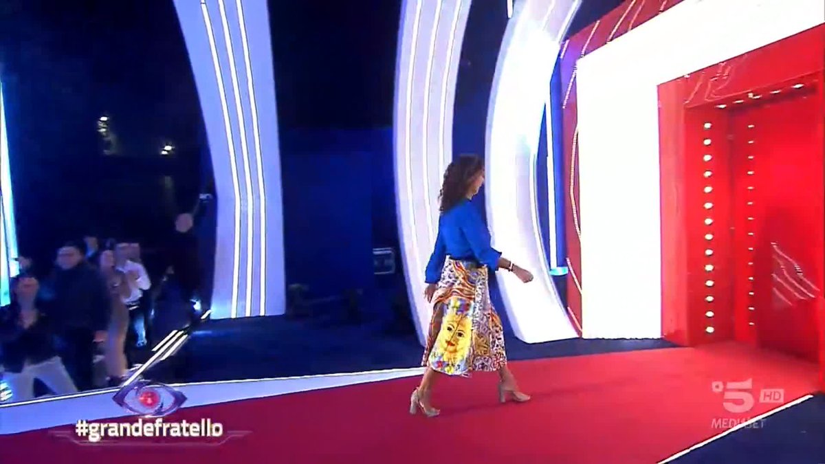 Donatella fa il suo ingresso nella Casa 🤩 #GrandeFratello