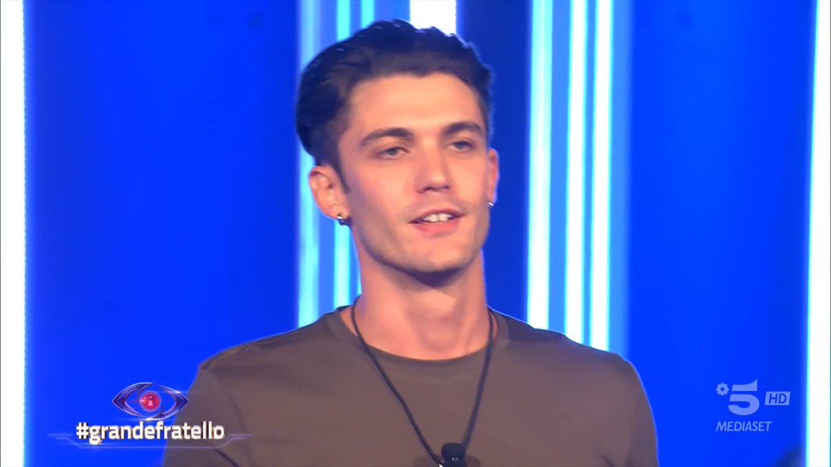 Jonas, beato tra le donne della Casa 😉 #GrandeFratello