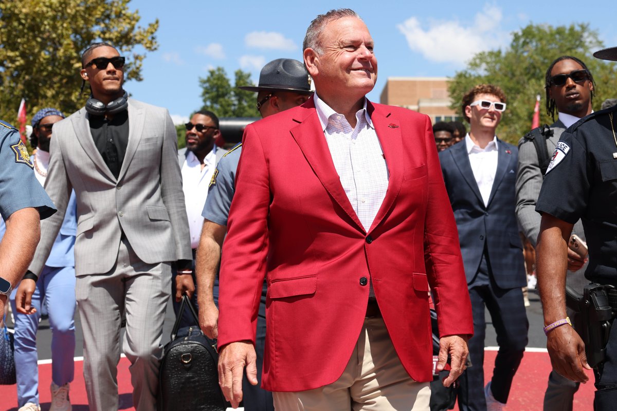 It ended poorly, but Sam Pittman deserves some respect: 🏈71% of his losses came against ranked teams 🏈47% of his games were against ranked teams 🏈56% of losses were by one score Good stuff from Chris Marler Full show: