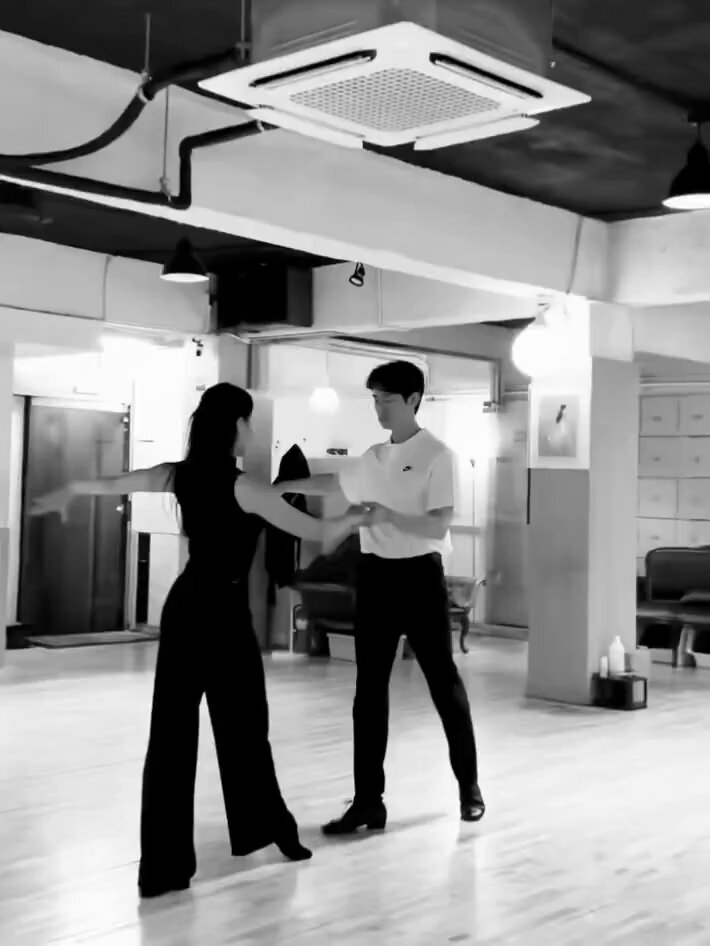 Yoo Yeonseok’s dance practice with the dance coach for No Other Choice movie! 😍 Oh My God this is so sexy and cool Oh Jinho gets me head over heels 😭😭❤️❤️ #유연석 #YooYeonSeok #NoOtherChoice