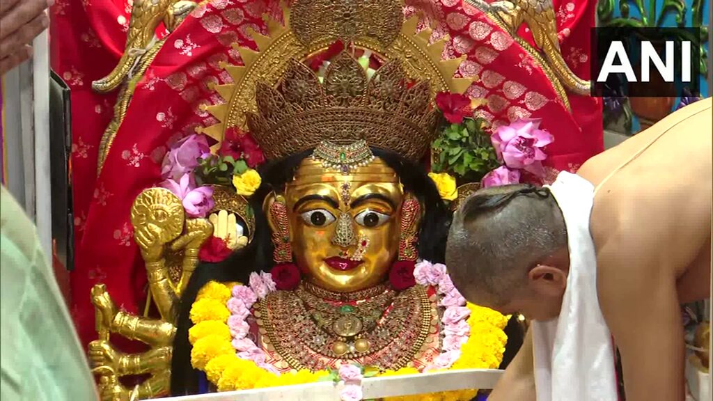 #WATCH | Mumbai, Maharashtra | Aarti is being performed at the Shri Mumbadevi Temple on the occasion of Maha Ashtami
