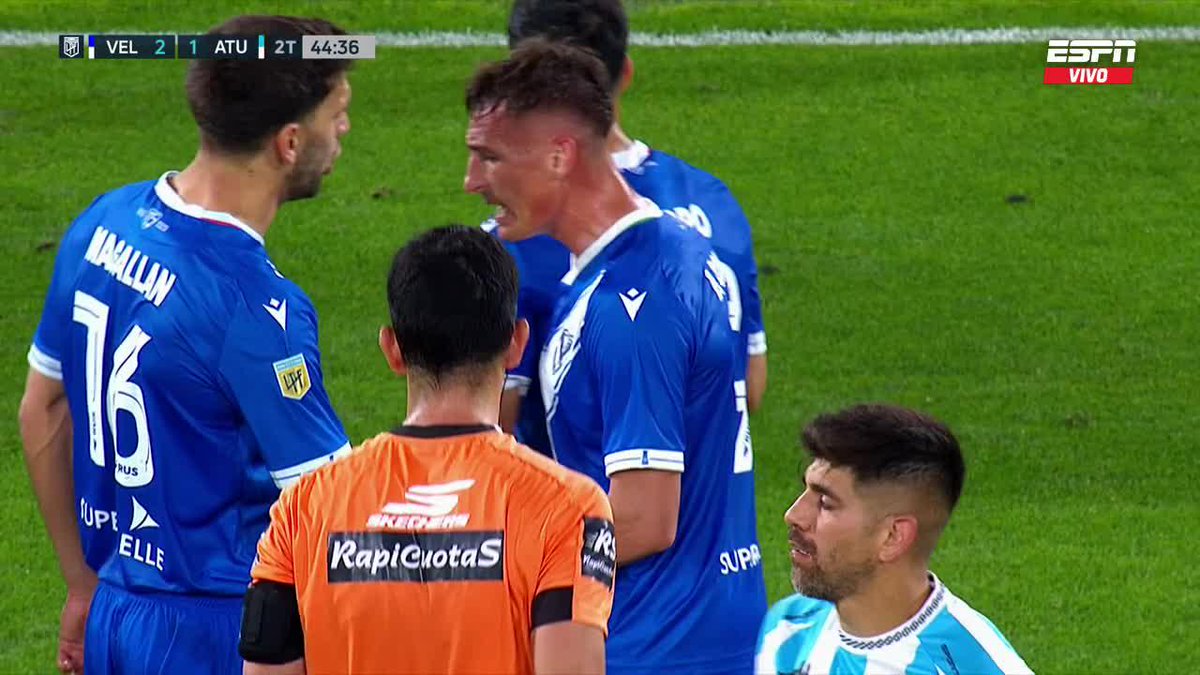 ¡ATENCIÓN A ESTE GESTO DE BRAIAN ROMERO! Tras la lesión de Bouzat, el delantero de Vélez le insistió a Lisandro Magallán para que se ponga la cinta de capitán. 📺 #ESPN
