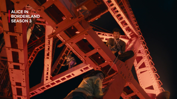 Main bingo versi Borderland: sambil manjat Tokyo Tower, telat ngindarin bola, atau kepleset dikit fix langsung almarhum 😭☠️ 📺 Alice in Borderland Season 3