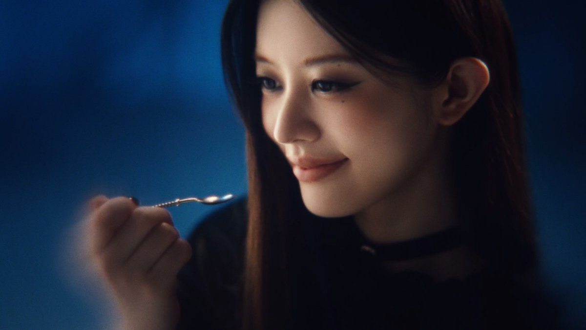 ねっちりとろ〜り。😈 悪魔のささやき、食べてみる？ #悪魔のささやき天使のおさそい #ハーゲンダッツ #ILLIT #MINJU