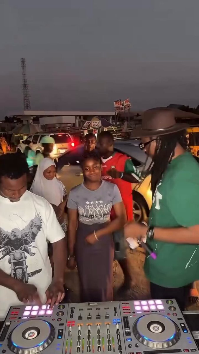 The guy on blue shirt,wtff????💔