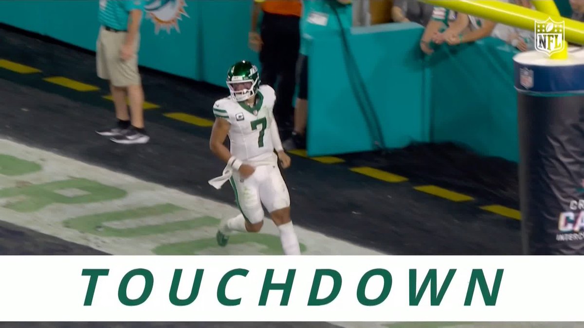 How good was this 43-yard touchdown run from Justin Fields?! 😱