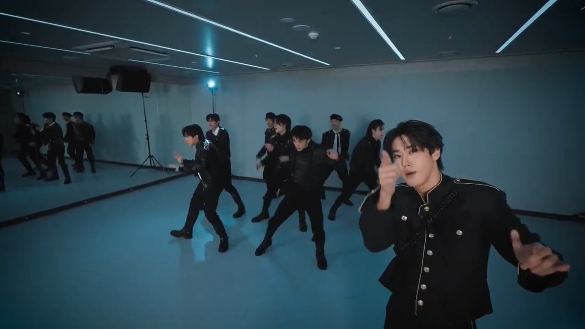 🇺🇸 <KARMA> by Stray Kids is now the longest-running #1 album released this year on Billboard World Albums chart, surpassing ENHYPEN's <Desire : Unleash> (5 weeks). #StrayKids #스트레이키즈 #スキズ