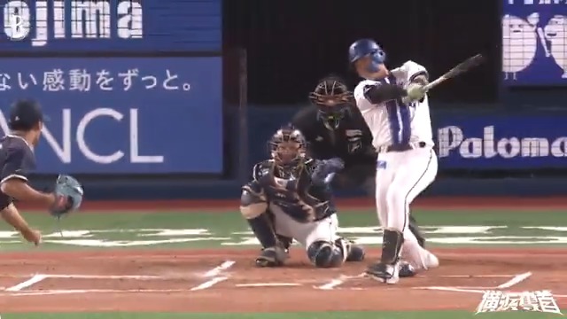 力強く振り抜いた打球はそのままレフトスタンドへ！🌈 #蝦名達夫 選手の先頭打者アーチで先制！⚡ 1回裏 DB 1 - 0 S #横浜奪首 #全横浜で戦え #baystars