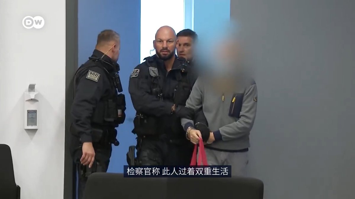 【德国为何会成为中国间谍的行动目标?】 德国选择党议员克拉的前中国助理Jian G.涉及的间谍罪案件今日宣判。克拉本人也面临通过Jian G.接受了俄罗斯和中国贿赂的指控。这些案件提醒德国反思在面对间谍活动企图时的韧性以及如何防范政治家遭敌对外国势力利用。