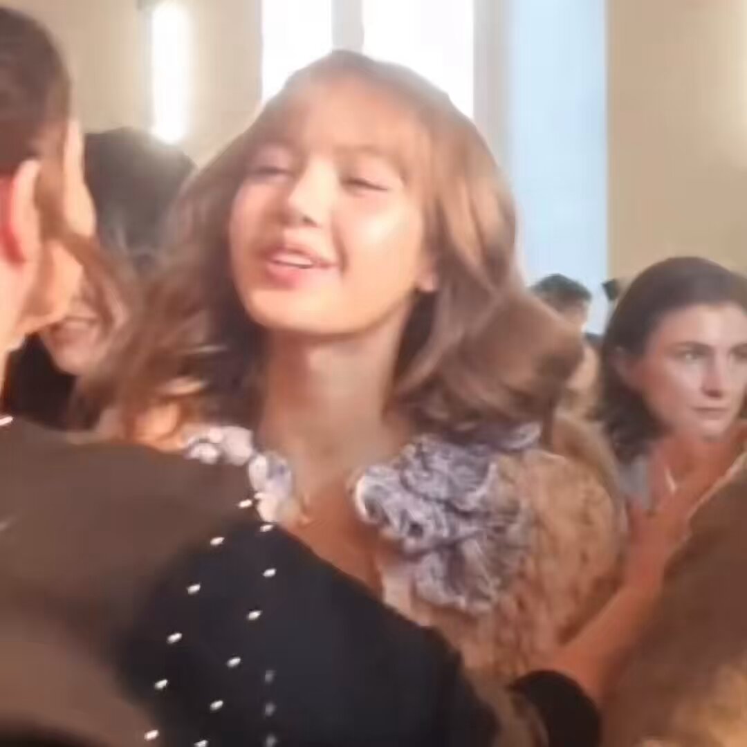 ana de armas and lisa sharing a hug <3