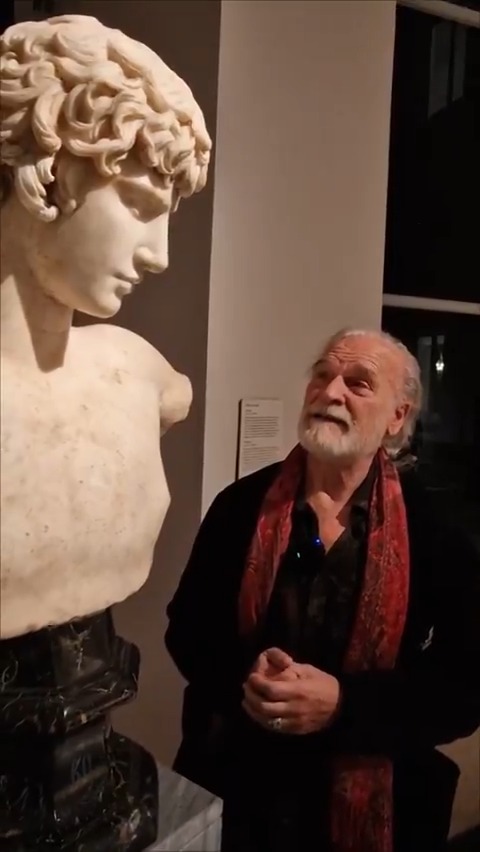 Ante el busto de Antínoo el actor Lluís Homar interpreta un fragmento de "Memorias de Adriano" de Marguerite Yourcenar, con traducción de Julio Cortázar