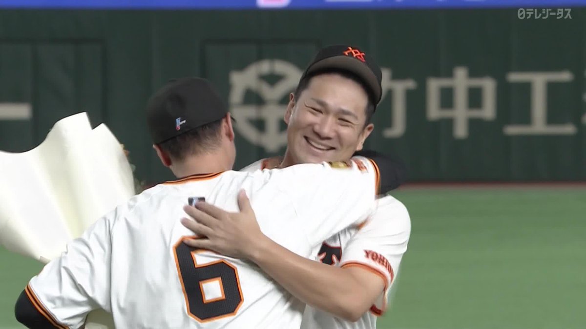 神の子が歴史に名を刻んだ 最高の笑顔が弾ける 花束はもちろん坂本勇人から💐 田中将大が日米通算200勝達成🎊 ⚾プロ野球 (2025/9/30) 🆚巨人×中日 📱Live on DAZN #オレをみろ #ジャイアンツ #だったらDAZN
