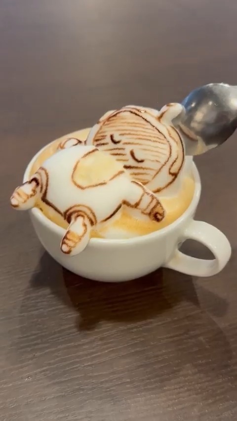 すやすやでぷにぷにのアストロラテアートをどうぞ☕️ どんな夢を見ているんでしょうか……💤 #コーヒーの日 #アストロボット #ASTROBOT