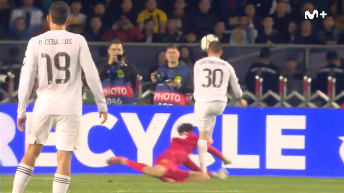 Mastantuono casi le rompe la cabeza al portero del Kairat de un rodillazo y le pitan penalti a favor del Madrid esto es un chiste malo