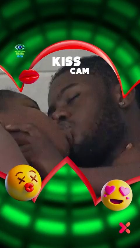 Find you a man who: 1 : Kisses you in broad daylight 💋 2: Holds your right while at it 🥺💞 Showmies , lie say you no want make them grab you 😍 #BBNaija