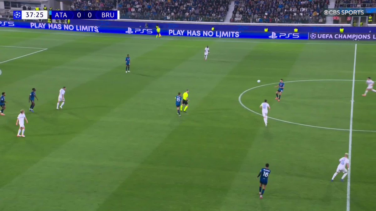 Christos Tzolis, that is brilliant! 🔥 The Club Brugge midfielder puts his side in the lead with a beautiful curling finish 😍
