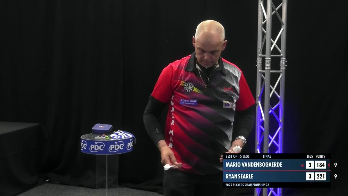 SUPER MARIO HALFWAY TO VICTORY! Mario Vandenbogaerde is halfway to victory in the #PC28 final in Leicester, as he holds throw and leads Ryan Searle 4-3! 📺 #PC28