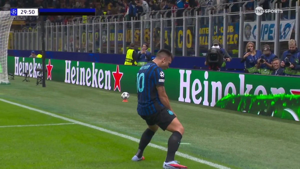 Goals don't come much easier than that 🙌 Inter lead Slavia Praha after an absolute gift from the away side's goalkeeper 🎁 📺 TNT Sports &amp; discovery+ UK