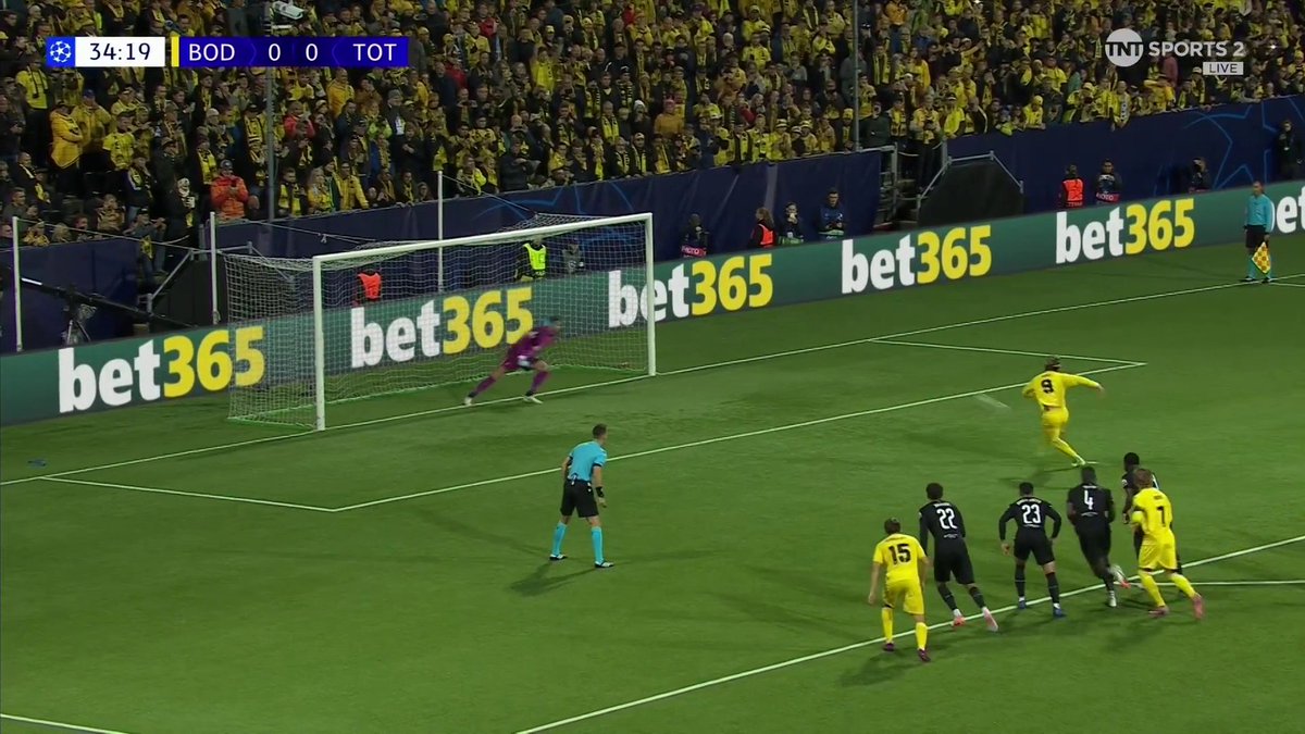 Høgh fails to convert from the spot for Bødo/Glimt 🫣 📺 TNT Sports & @discoveryplusuk