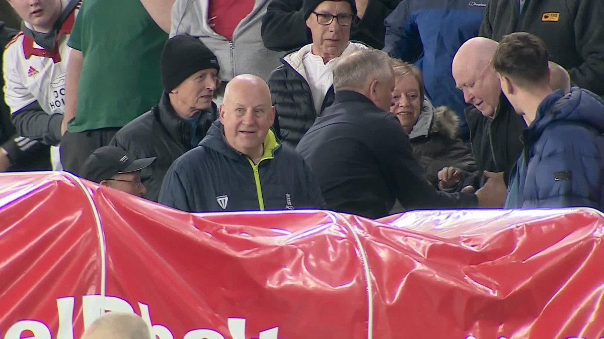 Sheffield United manager Chris Wilder just whacked a ball as it rolled to him when he walked off for half time, it hit a fan and the referee then gave him a straight red card 😭😭