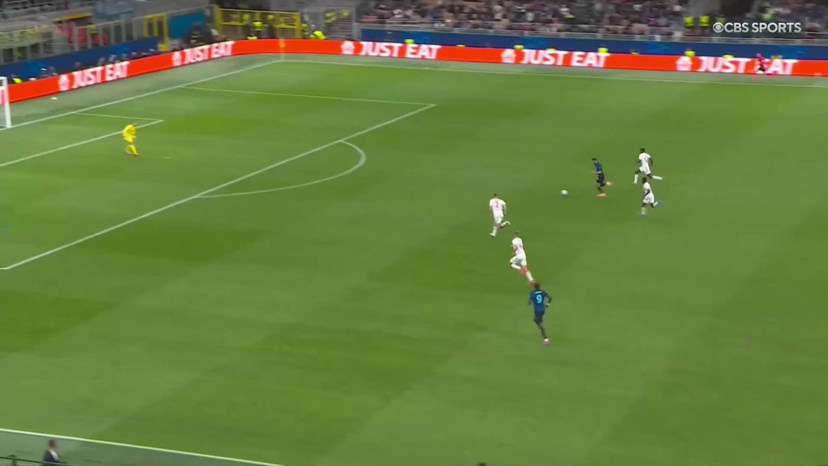 Stepán Chaloupek pulls off a superb last-ditch clearance to deny Inter ❌