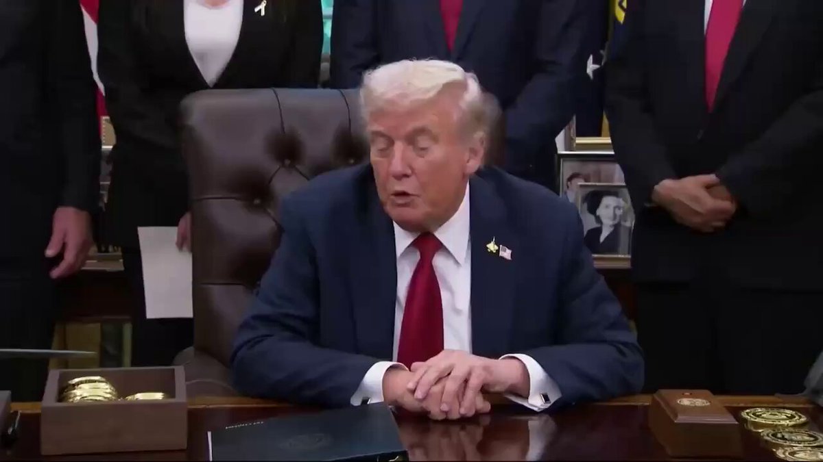ترامب يتحدث حول إحتمالية إغلاق الحكومة الفيدرالية اليوم بسبب عدم وجود اتفاق بين الحزبين بالكونغرس لتمويل الحكومة : "وضعنا الاقتصادي جيد كدولة، لذا آخر ما نرغب به هو إغلاقه الحكومة، لكن الديمقراطيون يريدون حدودًا مفتوحة، يريدون أن يلعب الرجال بالرياضة النسائية يريدون أن يكون هناك تحول جنسي للجميع".