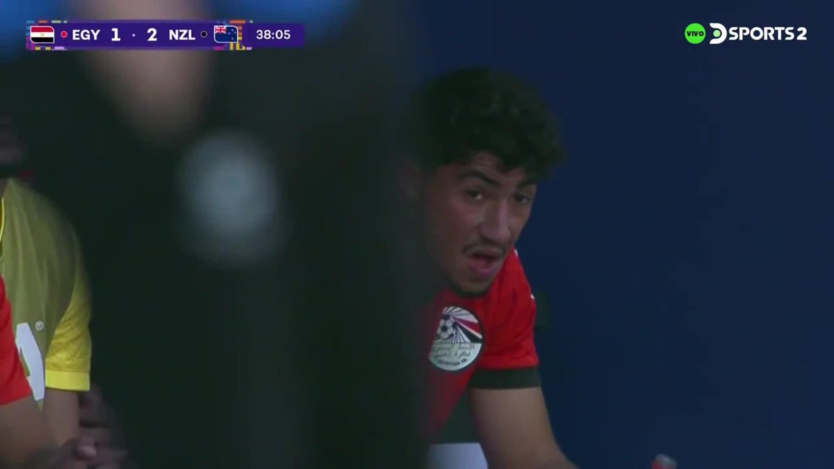 ¡¡INÉDITA SITUACIÓN EN EL ESTADIO NACIONAL!! Gray capturó la pelota, un futbolista de Egipto le acarició la cabeza y el arquero neozelandés bromeó como si hubiese recibido un golpe, dando un grito de película.