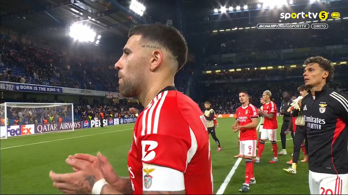 Adeptos do Benfica aplaudem a equipa.