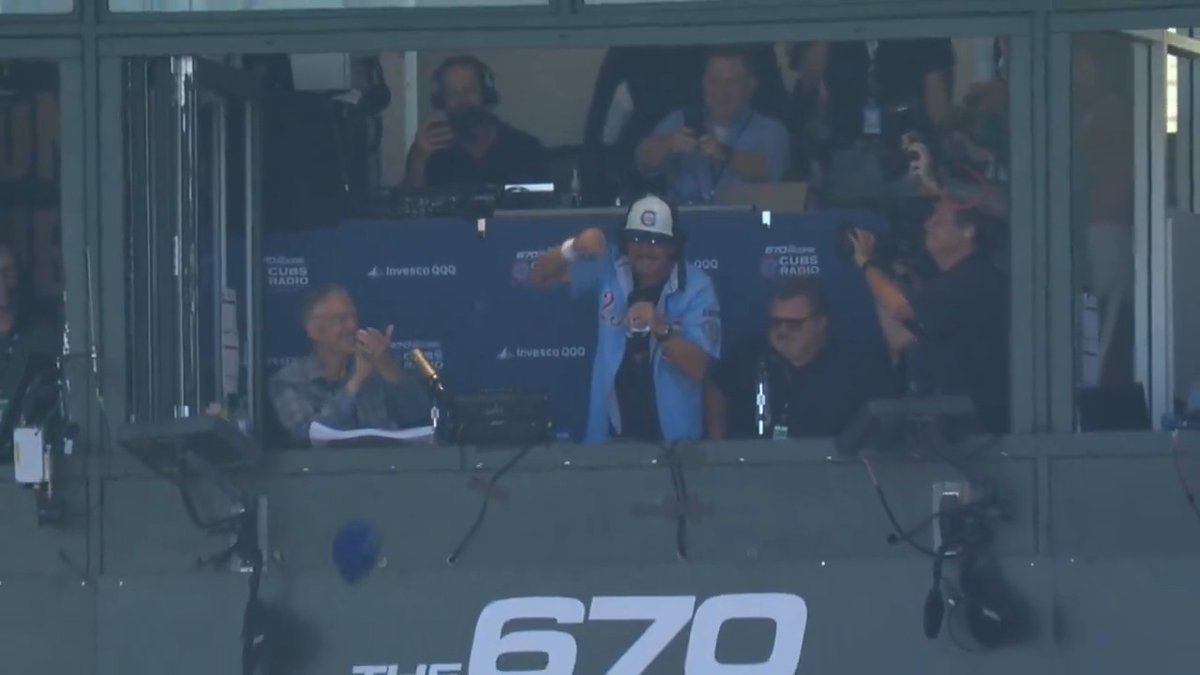 Eddie Vedder conducted the 7th inning stretch rocking a Ryno jersey! 🙌