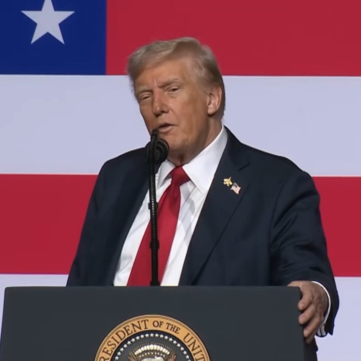 🇺🇸 | Trump se burla de Biden: "Se caía por las escaleras todos los días". En una reunión con altos mandos militares en Virginia, el presidente de EE.UU. habló de su habilidad para bajar escaleras y la comparó con la de su antecesor Joe Biden.