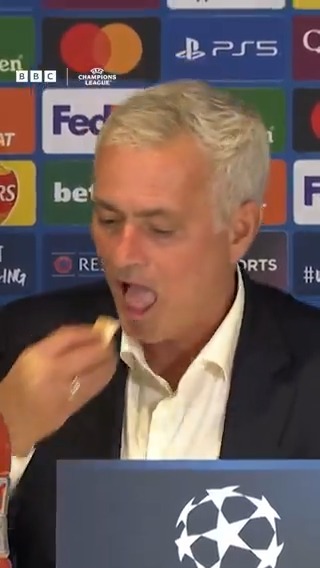 Jose Mourinho still gets his favourite biscuits! 🍪 Brian Pullman worked for Chelsea for 56 years and retired in 2024, but he was at Stamford Bridge tonight to make sure Jose Mourinho got his custard creams ❤️