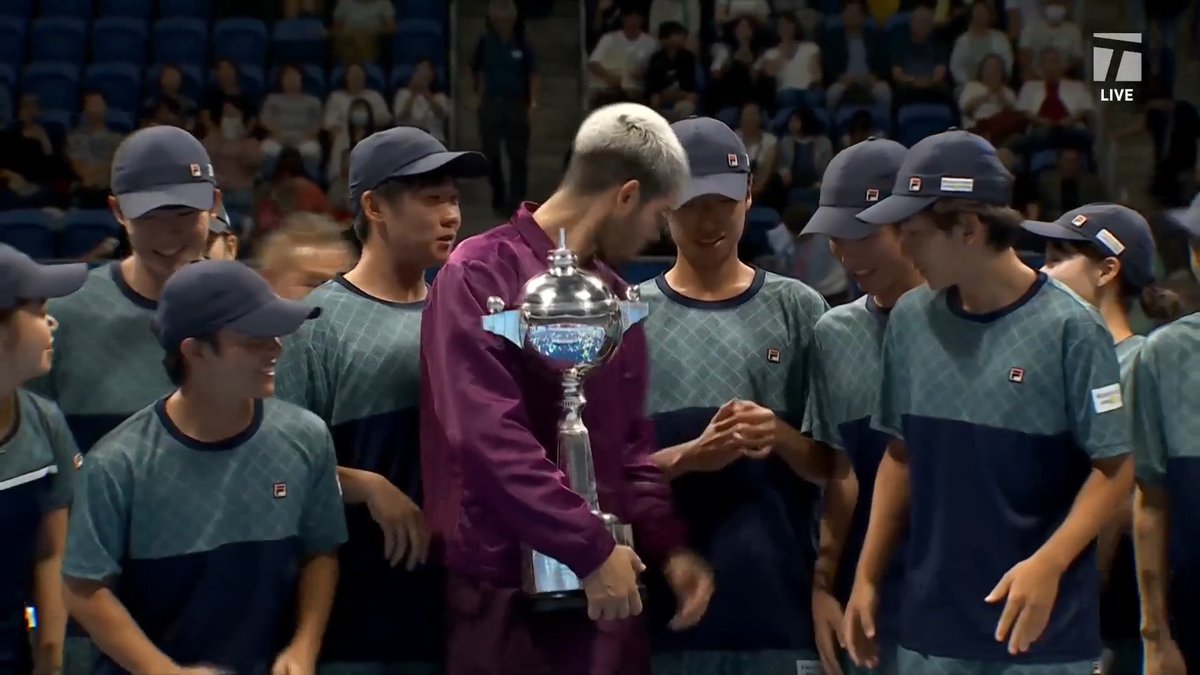 Carlos Alcaraz with the ball kids after winning his maiden title in Tokyo 🤝 You can feel the good vibes through the video ✌️ 🥹