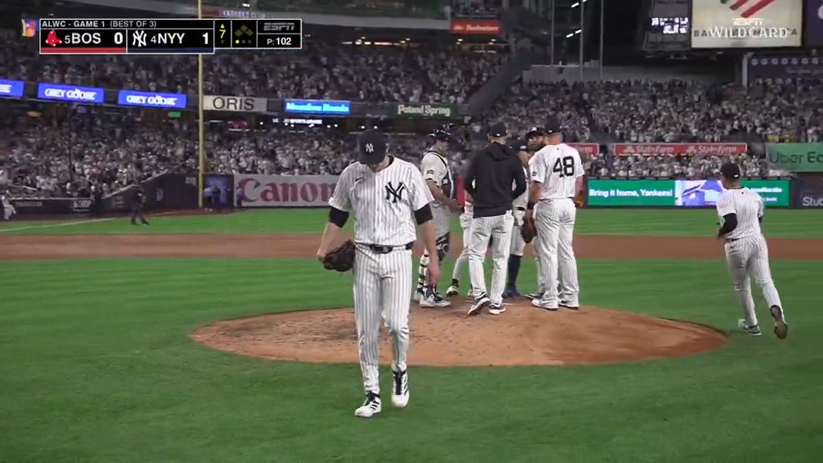 Max Fried exits to a standing ovation 👏 #Postseason