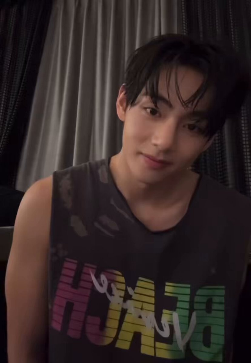 Knowing that armys are waiting for bts’s comeback, Taehyung said he wants to work and share some content in the meantime, so fans have something to enjoy while they wait. 🐯I thought armys can’t wait till our comeback, I went to work and came back. 🐯you should give me a thumbs up!