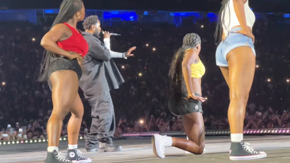 The crowd erupted when they had Backseat Freestyle 🔥