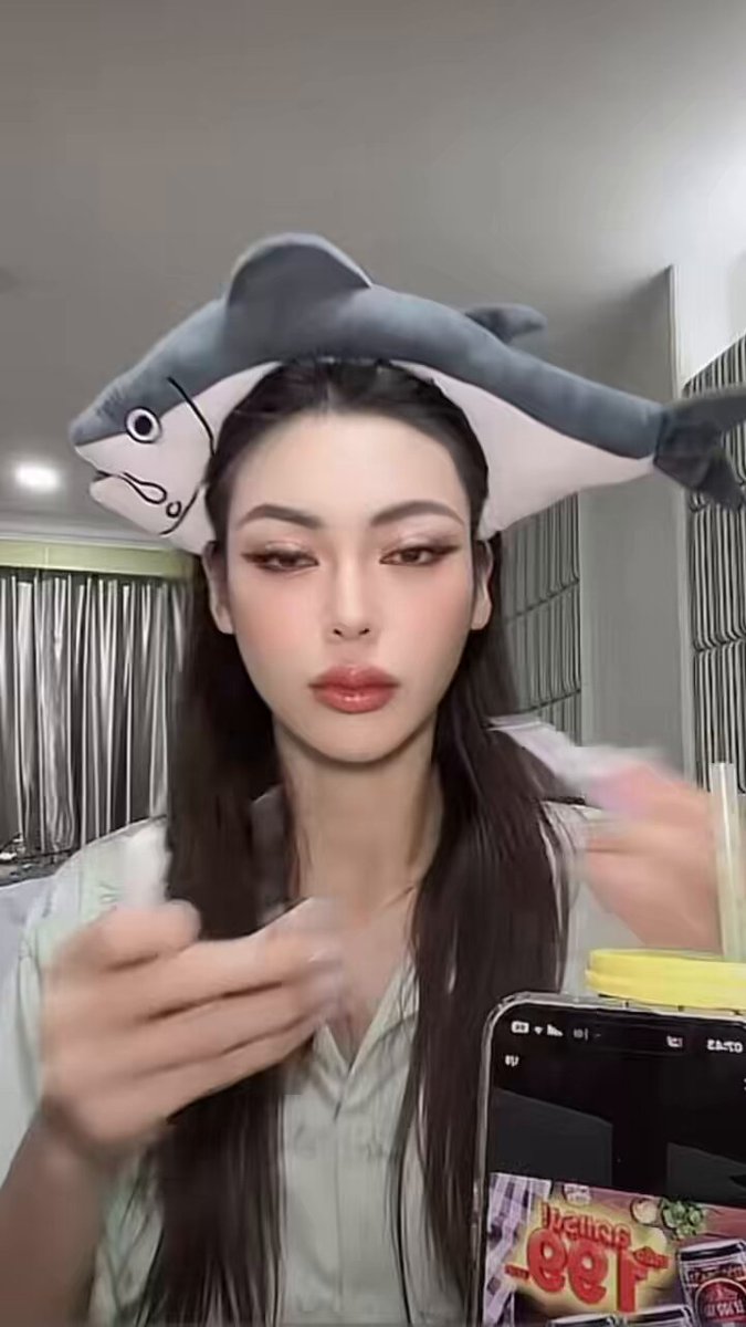 พี่ฟ้า : สู้ๆนะน้อง Bell : ว๊ายพี่ฟ้า ขอบคุณค่ะ ตื่นเช้านะคะ พี่ฟ้า : เดี๋ยวเจอกัน Bell : เดี๋ยวเจอกันเอ๊ะไอ้พี่ฟ้าคำนี้เดี๋ยวเจอกันน้ำเสียงไหน พี่ฟ้า : เสียงหวาน Bell : พี่ฟ้าเติมกำลังใจให้เหมือนกันนะคะทำงานหนักถ่ายหนังหนักมากๆรู้เลย เบลเม้าให้พี่ฟ้าฟังฉ่ำ วันนี้มีกำลังใจละ ไอดอลในดวงใจเค้ามาส่งพลัง #กชเบล #gotchabell #อิงฟ้าวราหะ