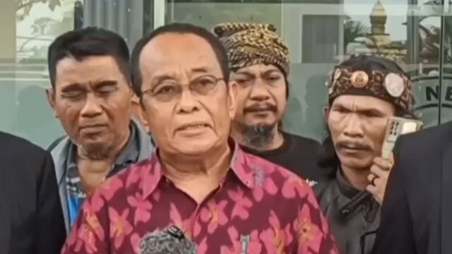 Pengadilan pagar laut masih rekayasa ? Pengadilan Kades Kohod terkait pagar laut di Kejaksaan Negeri Serang, Banten - sangat kuat diduga menjadi pengadilan sandiwara utk melindungi PIK-2. Apakah Presiden Prabowo berkenan meminta Gubernur Banten Andra Soni (Kader Gerindra) utk membela rakyat Banten yg selama ini hanya diam menonton rakyatnya digusur dan dikriminalisasi oleh PIK-2 ?