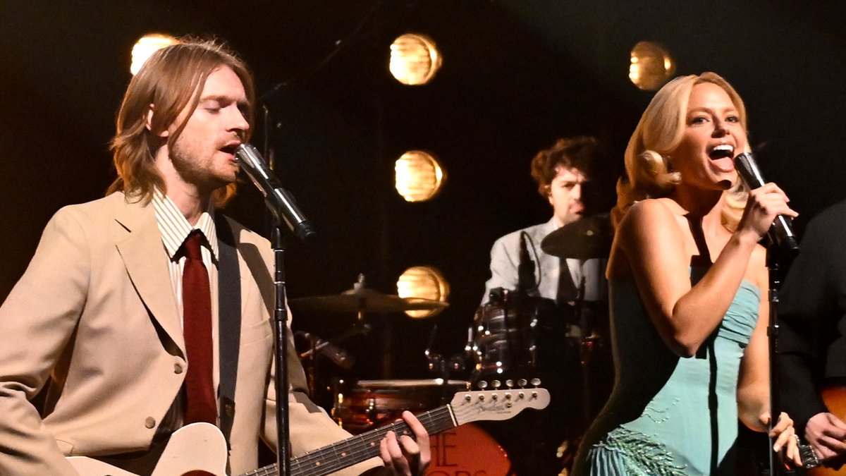 .FINNEAS & Ashe of The Favors perform “Home Sweet Home”! Watch the full performance ⬇️ #FallonTonight