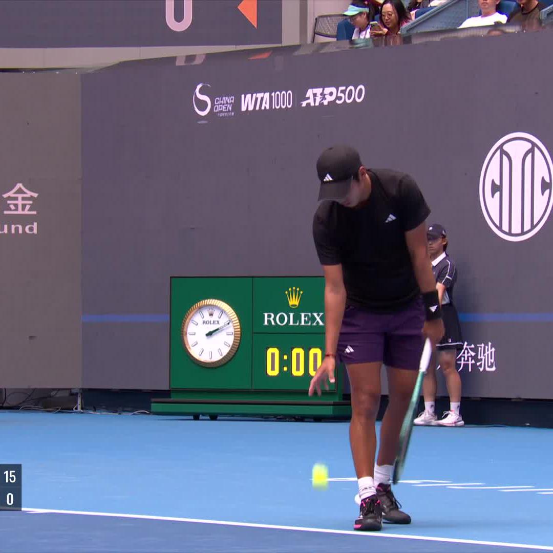 Talk about starting strong 😳 Jannik Sinner with some heavy blows early on in the Beijing final 🔨🔥 #ChinaOpen
