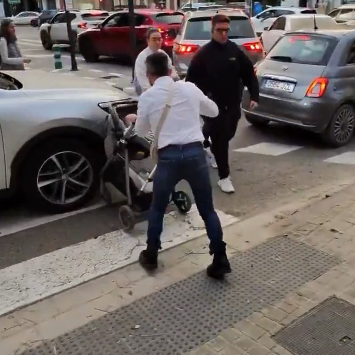 Al cruzar un paso peatonal en España, un padre embistió con el cochecito de su bebé un auto que le obstaculizaba paso