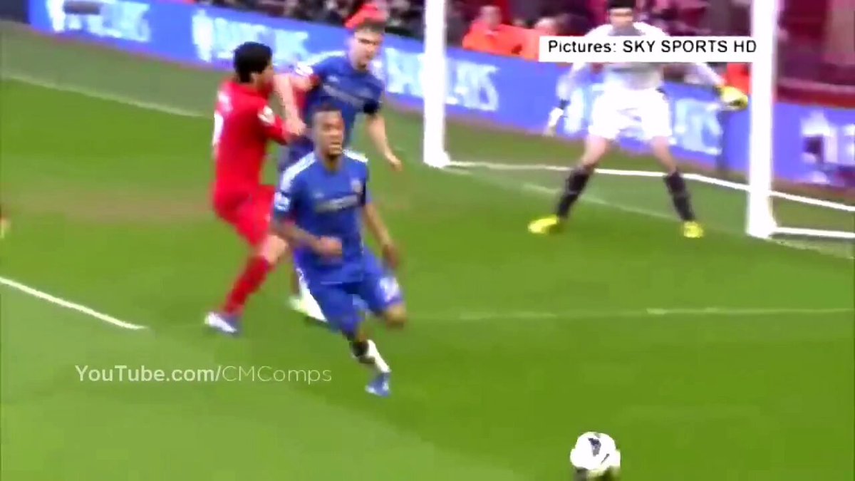 Luis Suarez… Scoring is easy, biting is memorable 🫠 He dribbles past defenders… then bites them too 😭😭 Can’t believe this actually happened 😭