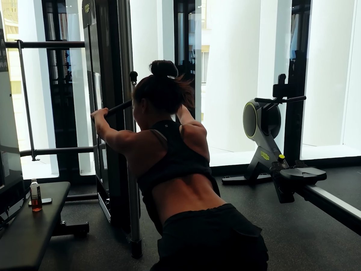 JIHYO'S BACK AND SHOULDERS WORKOUT AT THE GYM